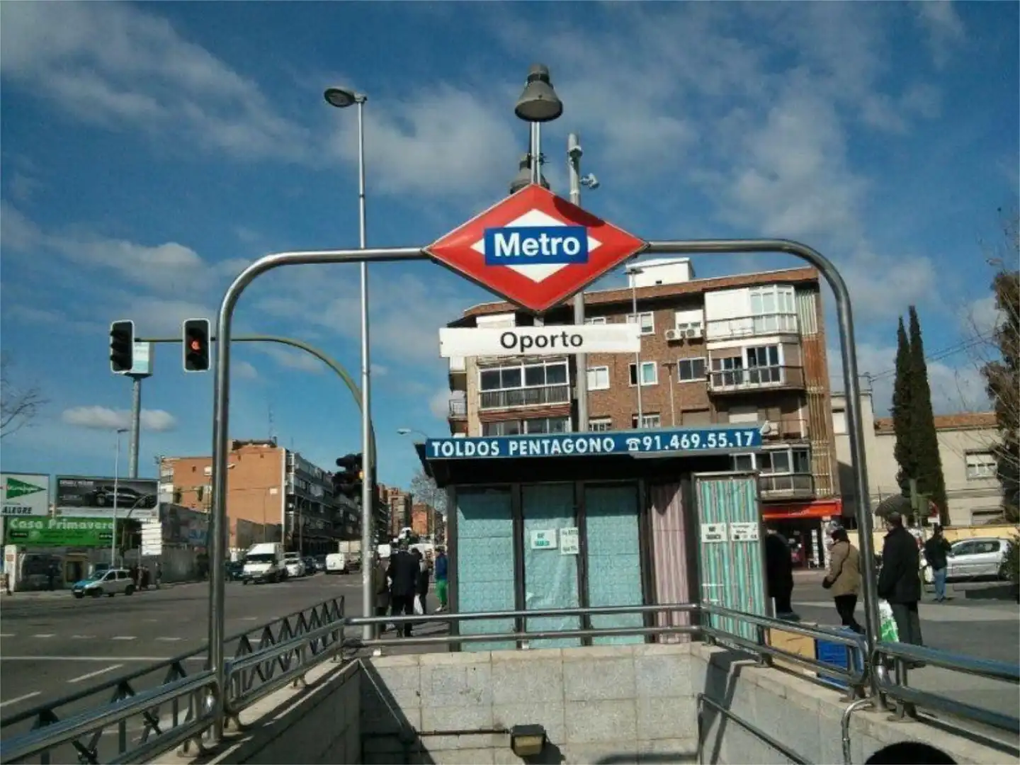 Außenansicht von Fabrikhallen zum Verkauf in Madrid mit Möbliert