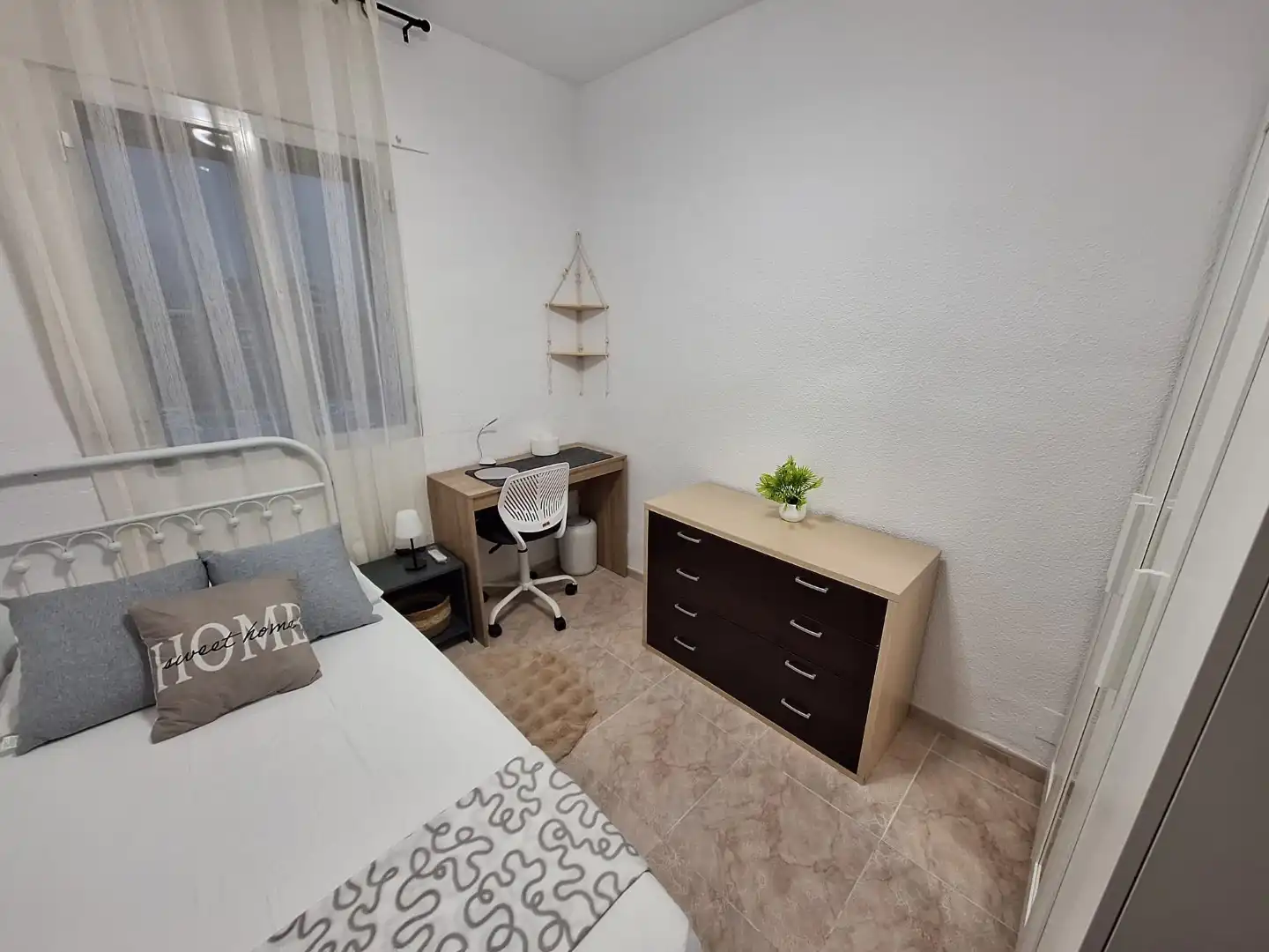 Habitación en Calle General Moscardó Guzmán, 51, Constitución - Balconcillo Habitación de Piso para compartir en Guadalajara con Calefacción, Terraza y Amueblado