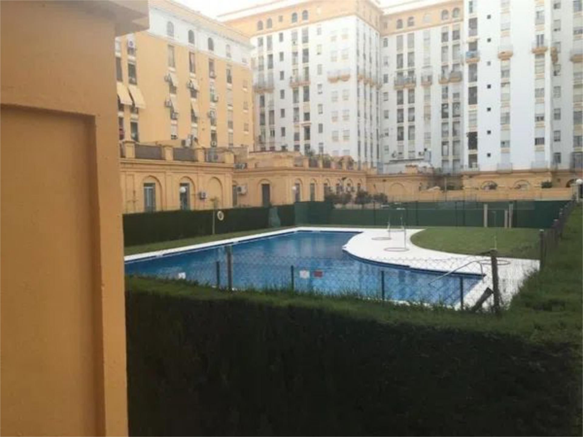 Piscina de Pis en venda en  Sevilla Capital amb Aire condicionat, Calefacció i Jardí privat