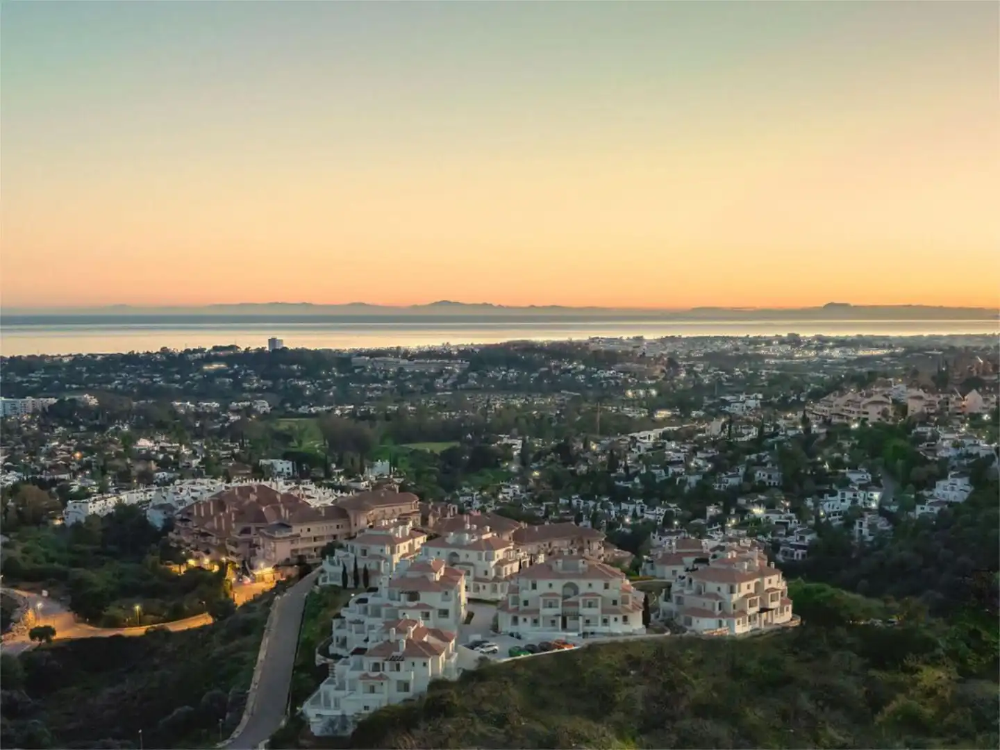 Piso en venta en Urbanizacion N Andalucia J, 20, Los Naranjos Vista exterior de Piso en venta en Marbella con Aire acondicionado, Terraza y Piscina
