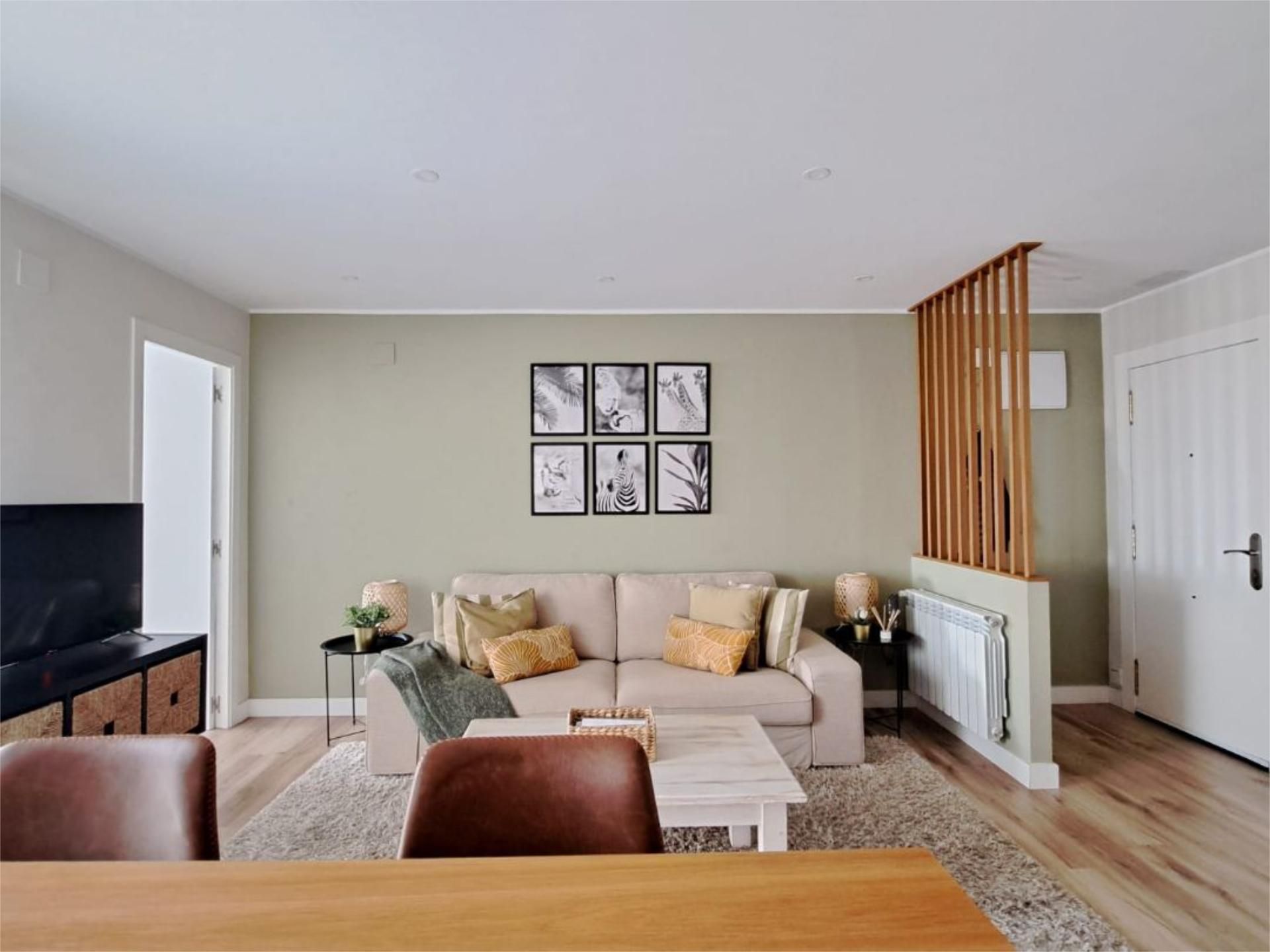 Living room of Flat to rent in Gijón   with Heating, Parquet flooring and Furnished