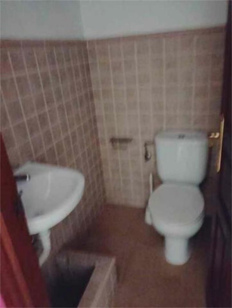 Bany de Local de lloguer en Posadas amb Aire condicionat