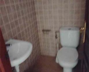 Bany de Local de lloguer en Posadas amb Aire condicionat