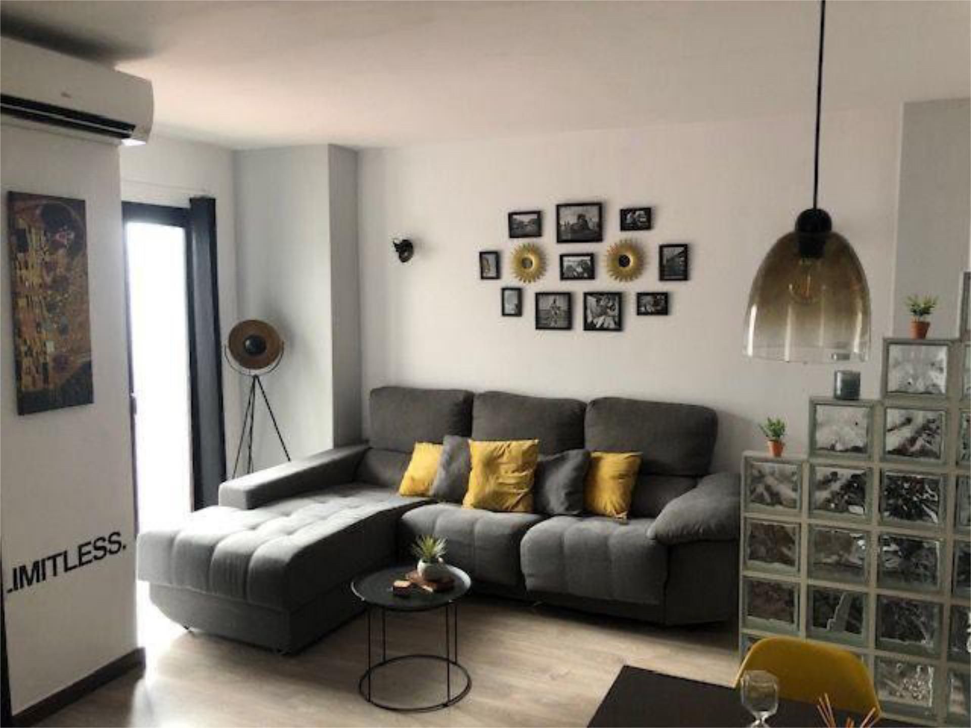 Sala de estar de Piso en venta en Algeciras con Aire acondicionado, Calefacción y Parquet