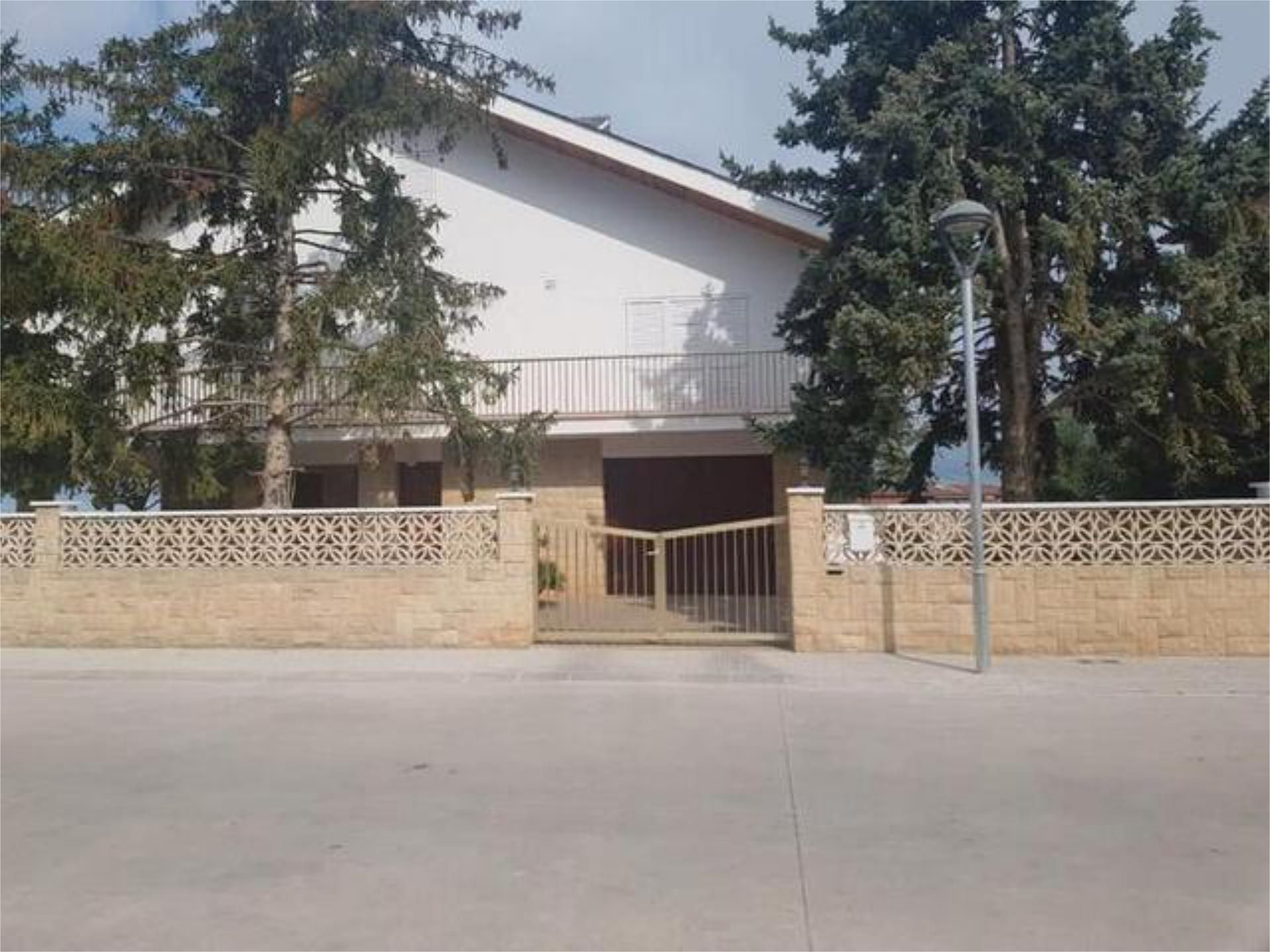 Vista exterior de Casa adosada en venda en Les Borges Blanques amb Calefacció, Jardí privat i Terrassa
