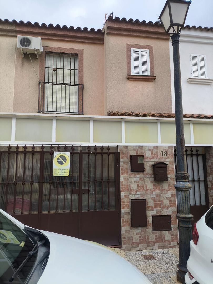 Vista exterior de Casa adosada en venda en Arcos de la Frontera amb Aire condicionat, Terrassa i Balcó