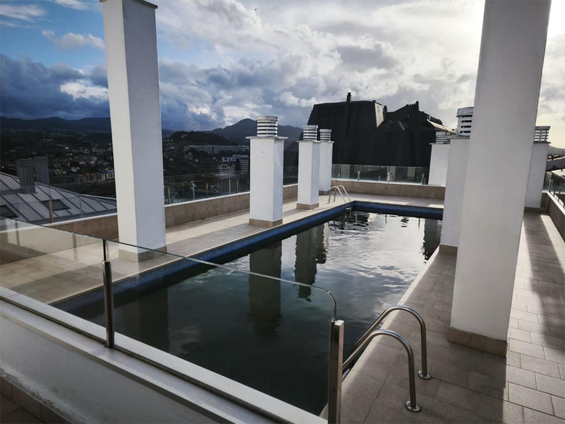 Piscina de Pis en venda en Vigo  amb Piscina
