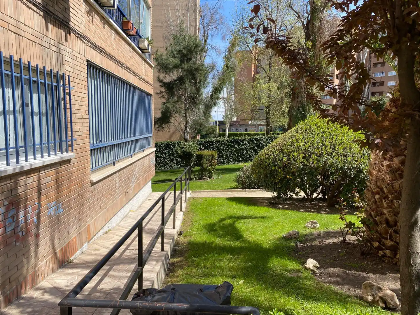 Piso en venta en Calle de Paraguay, 5, Valleaguado - La Cañada Vista exterior de Piso en venta en Coslada con Calefacción, Jardín privado y Parquet