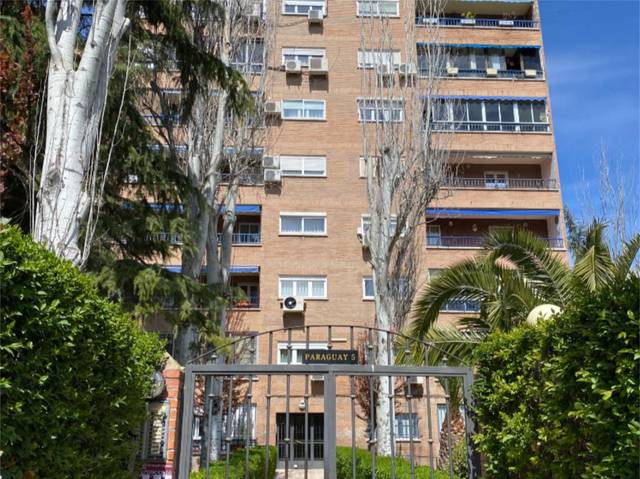 Piso en Venta en Calle de Paraguay, 5 en Valleaguado - La Cañada