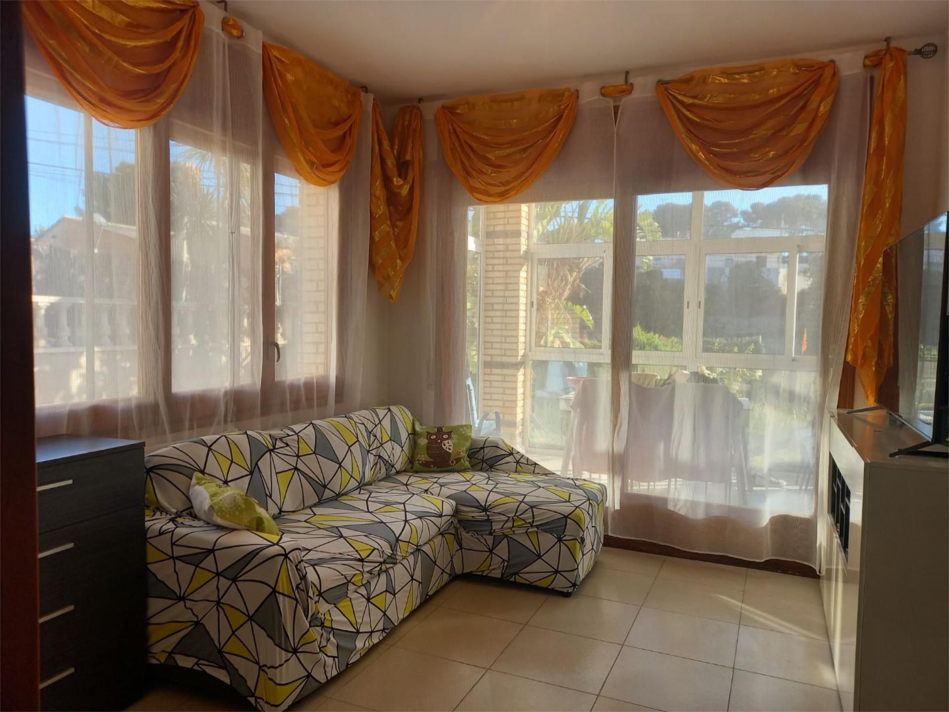 Sala d'estar de Pis de lloguer en Calafell amb Calefacció, Jardí privat i Terrassa