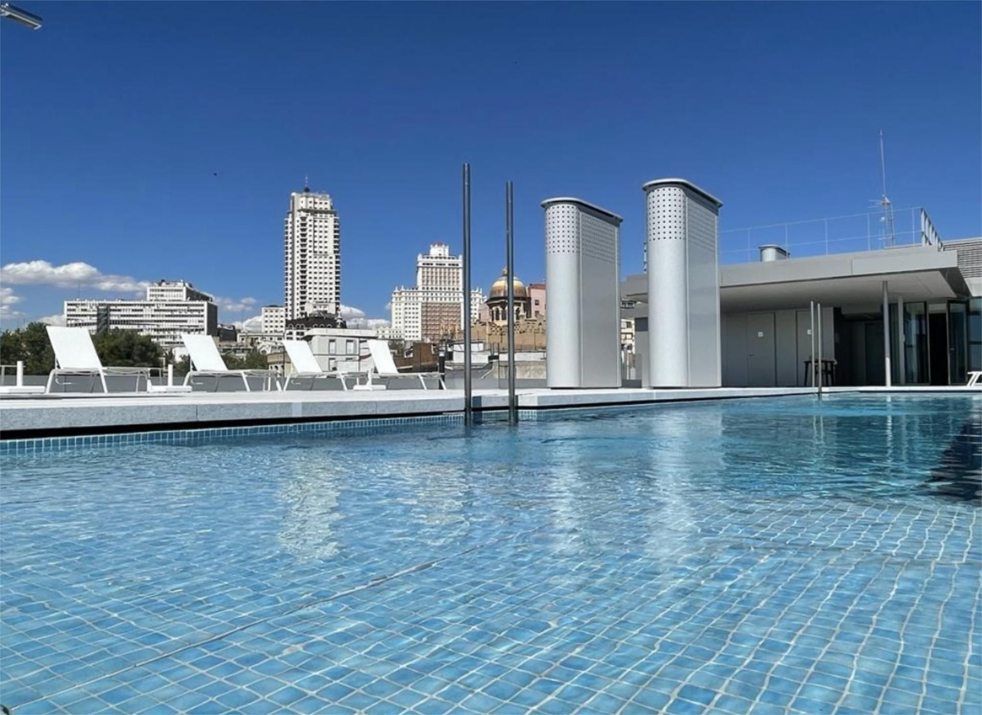Swimming pool of Flat to rent in  Madrid Capital  with Air Conditioner, Heating and Parquet flooring