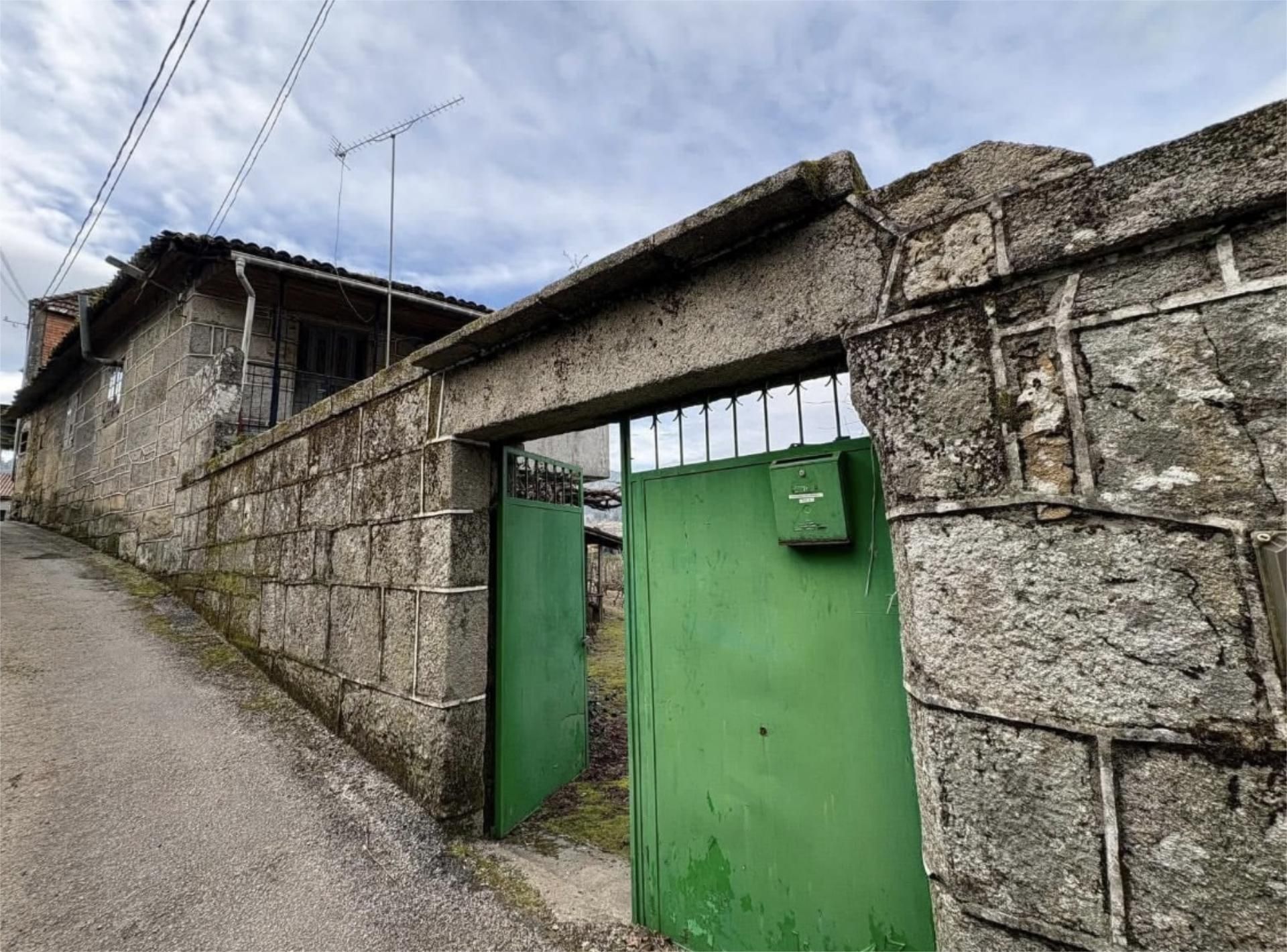 Vista exterior de Casa o xalet en venda en A Arnoia amb Terrassa i Balcó