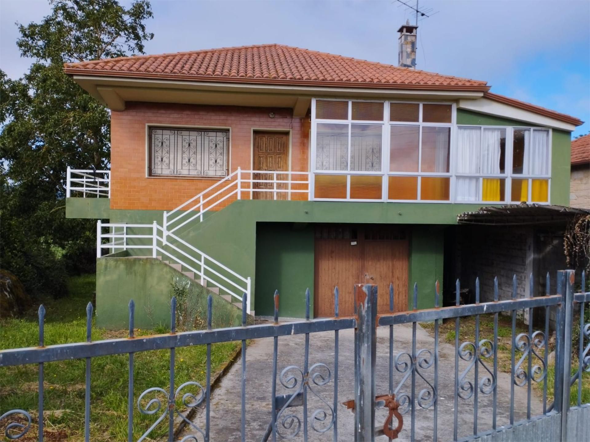 Vista exterior de Casa o xalet en venda en Monterroso amb Jardí privat, Terrassa i Moblat
