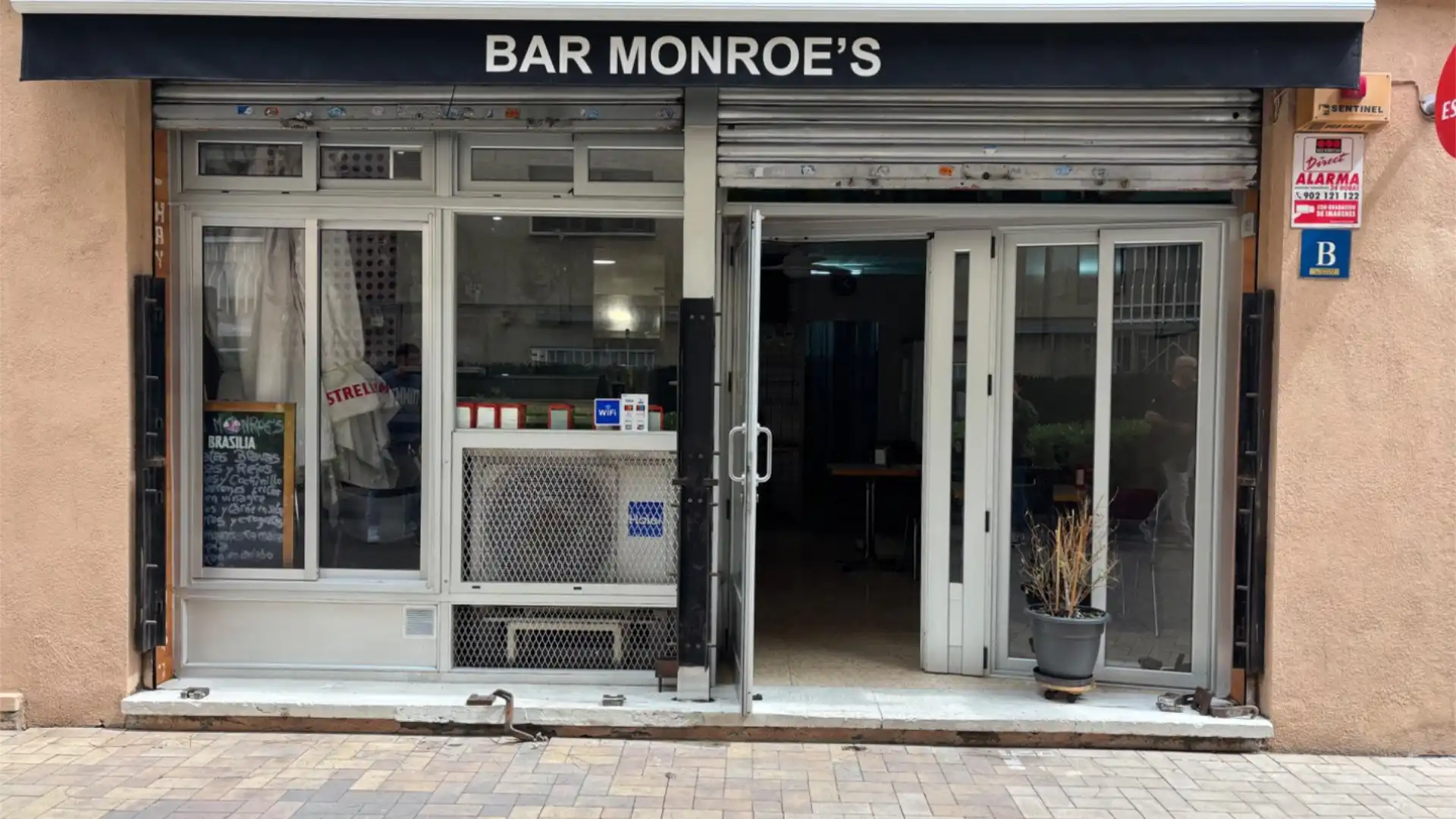 Local en traspas en Sant Feliu de Llobregat amb Aire condicionat, Calefacció i Moblat