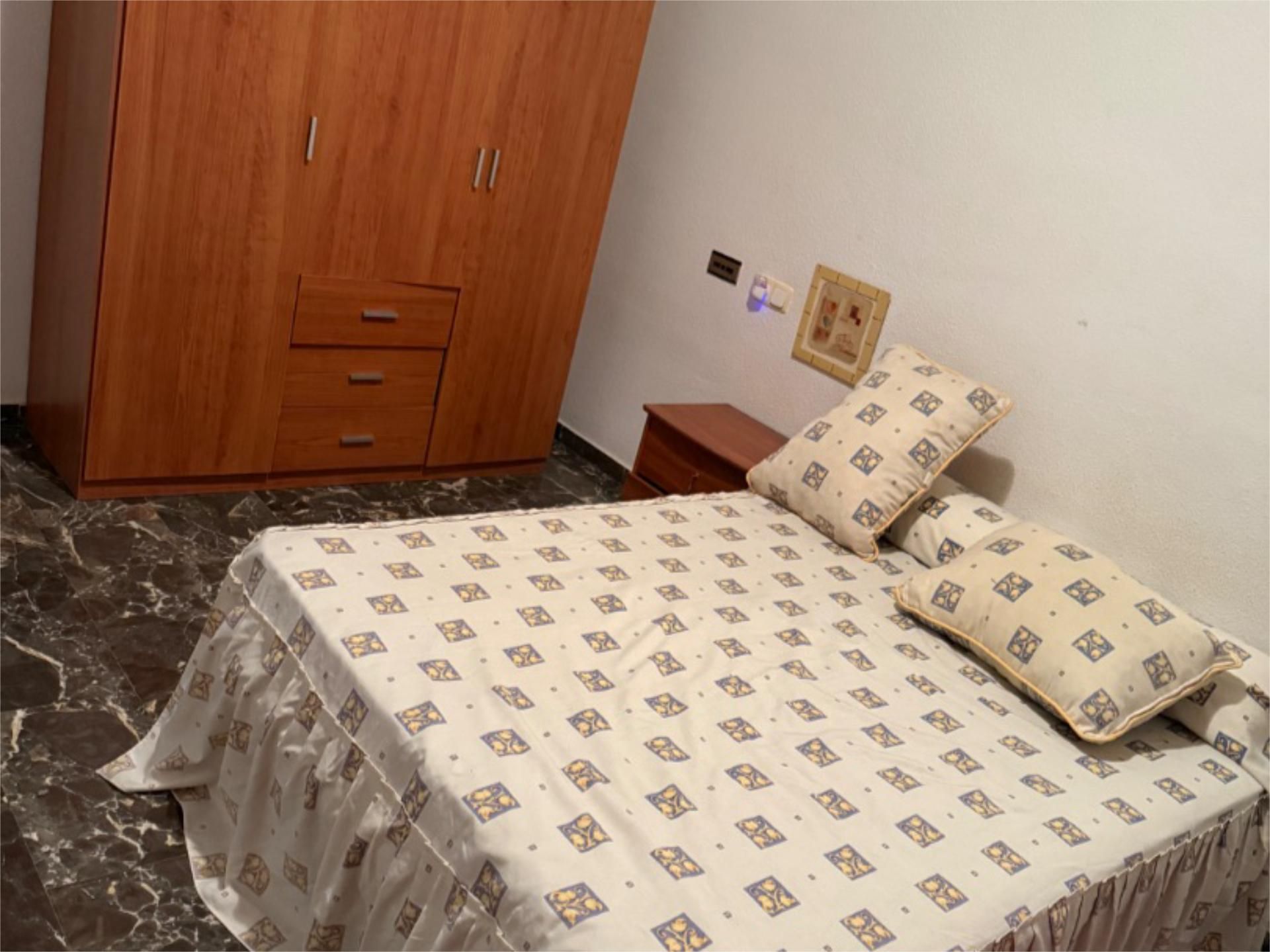 Flat to share in Calle Santo Domingo, 5, Ctra. Circunvalación - La Magdalena Bedroom of Flat to share in  Jaén Capital  with Heating, Parquet flooring and Furnished