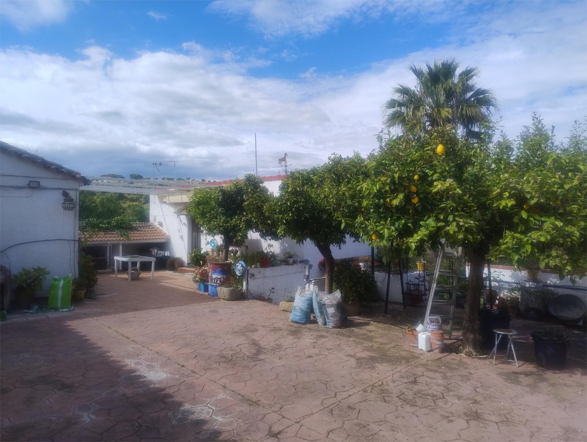 Vista exterior de Pis en venda en El Castillo de las Guardas amb Aire condicionat, Calefacció i Jardí privat
