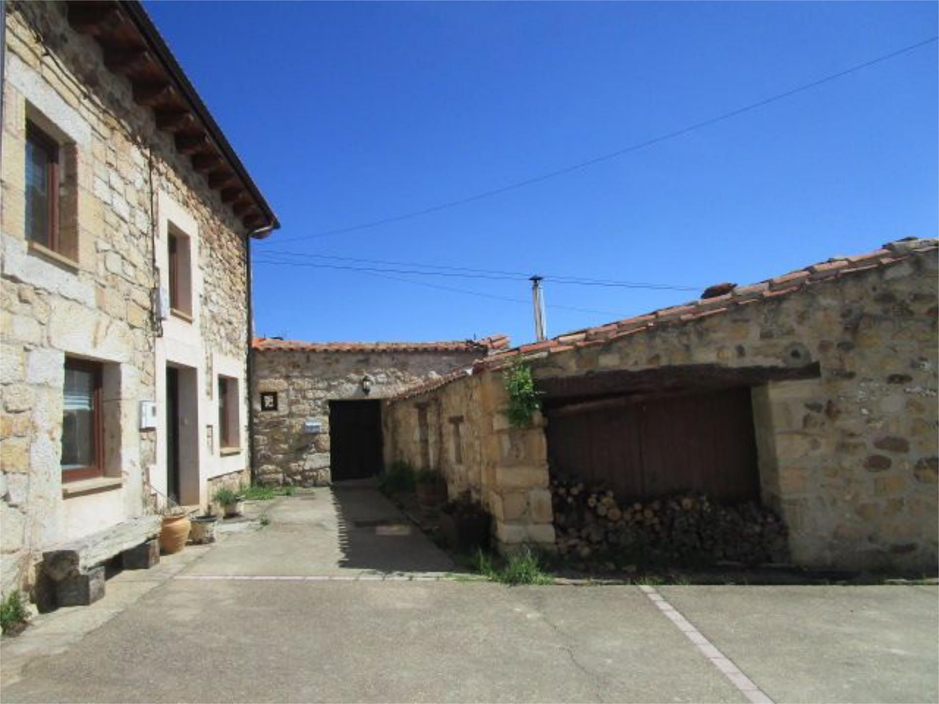 Vista exterior de Casa adosada en venda en El Royo   amb Calefacció, Jardí privat i Traster