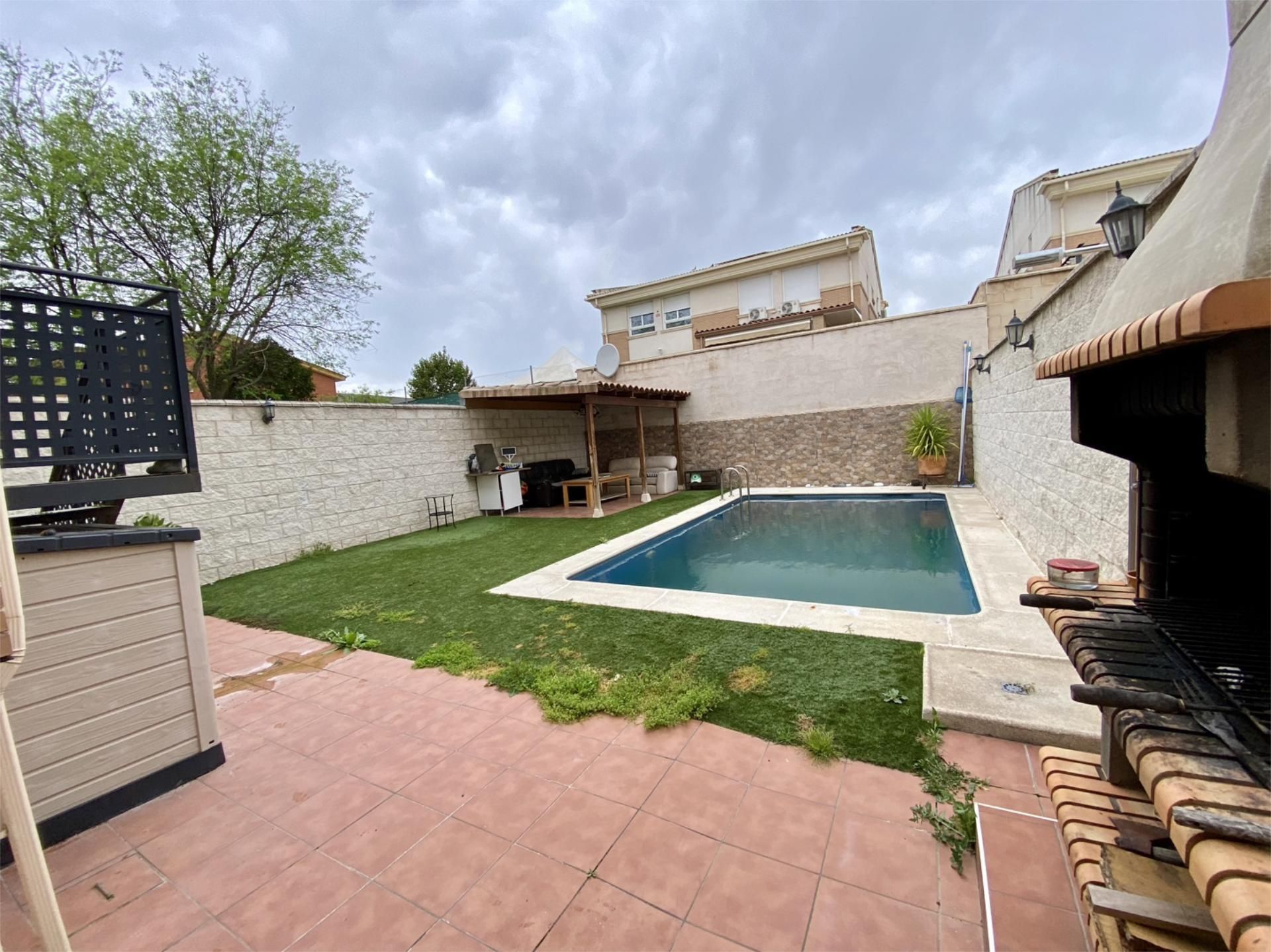 Piscina de Casa adosada en venda en Cubas de la Sagra amb Aire condicionat i Piscina