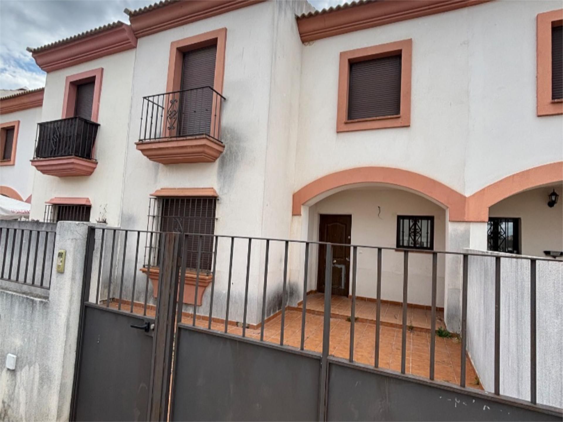 Vista exterior de Casa adosada en venda en San Bartolomé de la Torre amb Terrassa