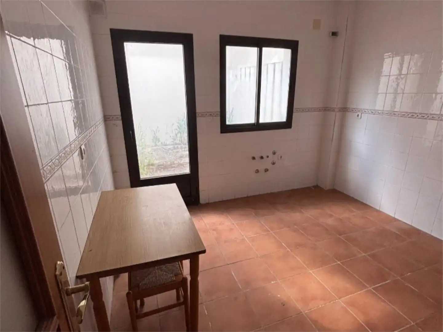 Casa adosada en venda a Calle Miguel de Unamuno, 13, San Bartolomé de la Torre Cuina de Casa adosada en venda en San Bartolomé de la Torre amb Terrassa