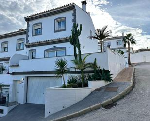Vista exterior de Casa adosada en venda en Coín amb Aire condicionat, Calefacció i Jardí privat