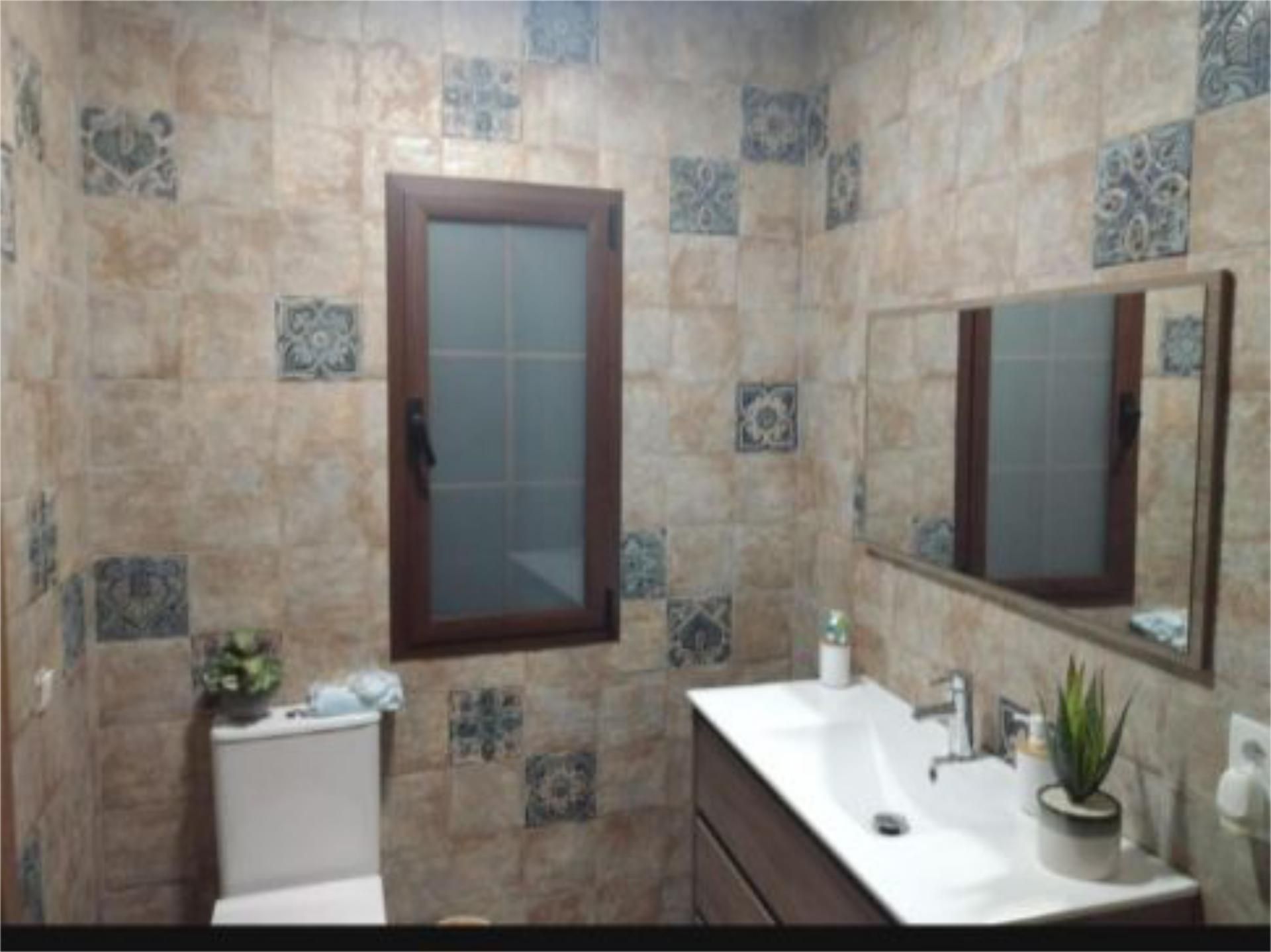 Bathroom of Flat for sale in Mairena del Alcor  with Air Conditioner, Heating and Terrace