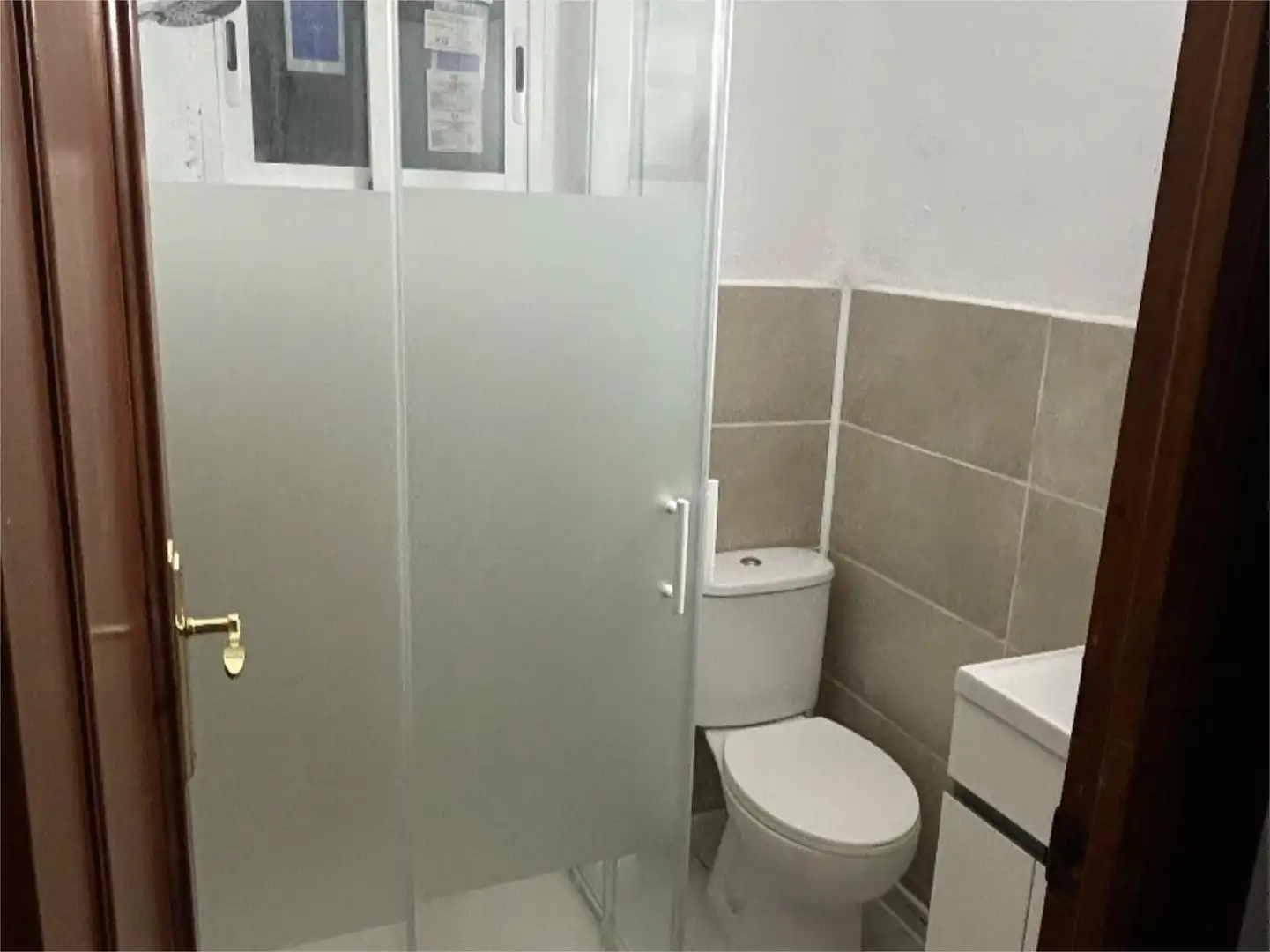 Room in Calle del Río Guadalén, 3, Linarejos Bathroom of Flat for share in Linares with Air Conditioner, Terrace and Furnished
