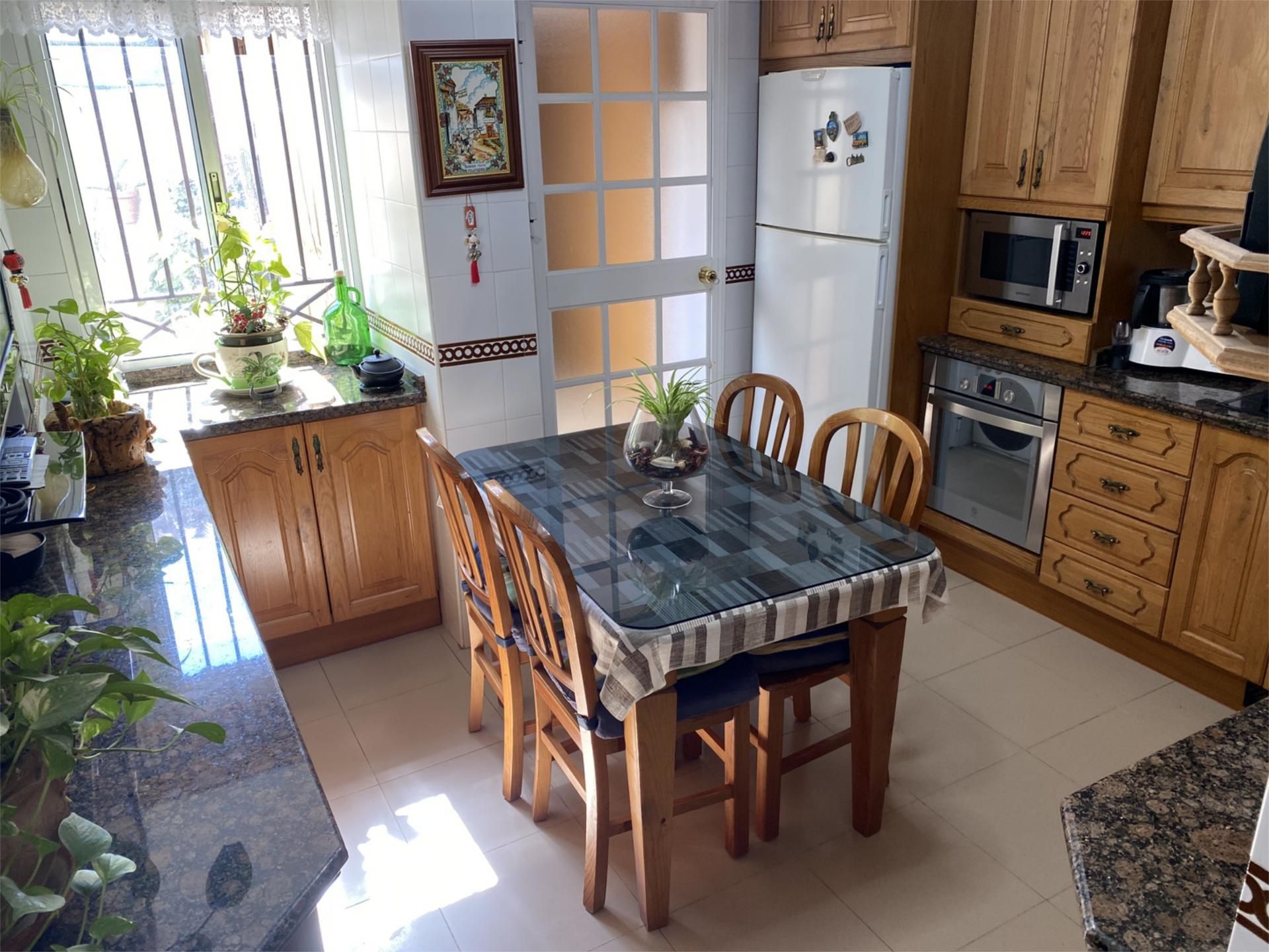 Cuina de Casa o xalet en venda en Castilleja de la Cuesta amb Aire condicionat, Calefacció i Jardí privat
