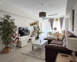 Sala d'estar de Pis en venda en  Madrid Capital amb Aire condicionat i Terrassa