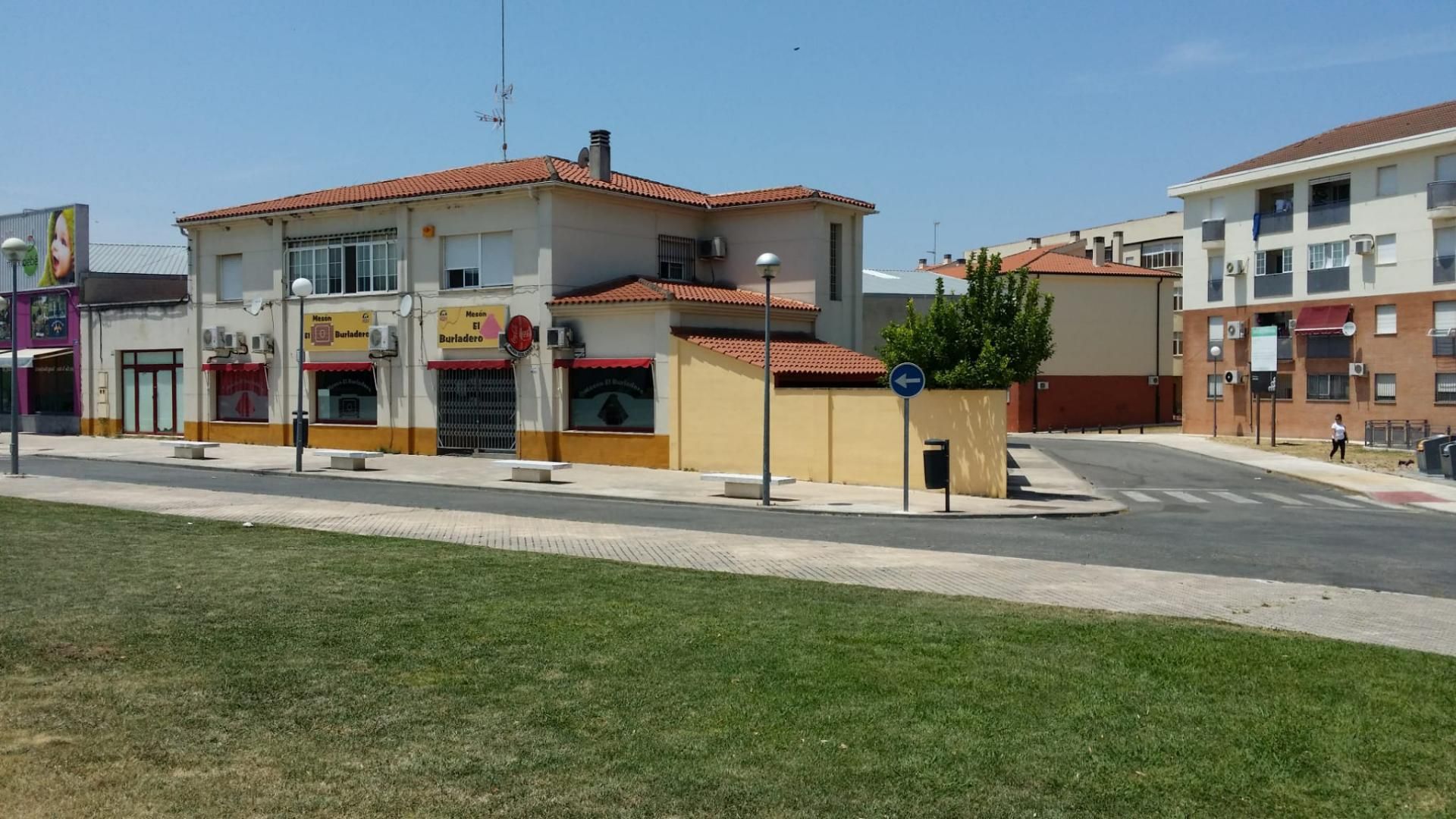 Exterior view of House or chalet for sale in Navalmoral de la Mata  with Heating, Private garden and Parquet flooring