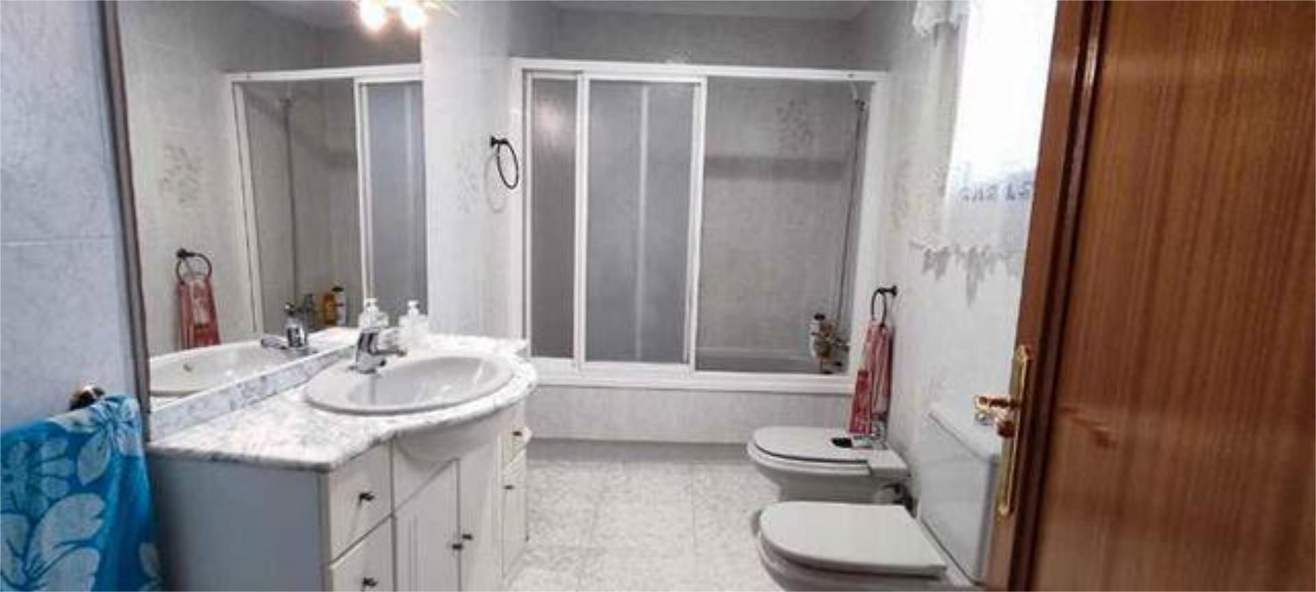 Bathroom of House or chalet for sale in Paterna