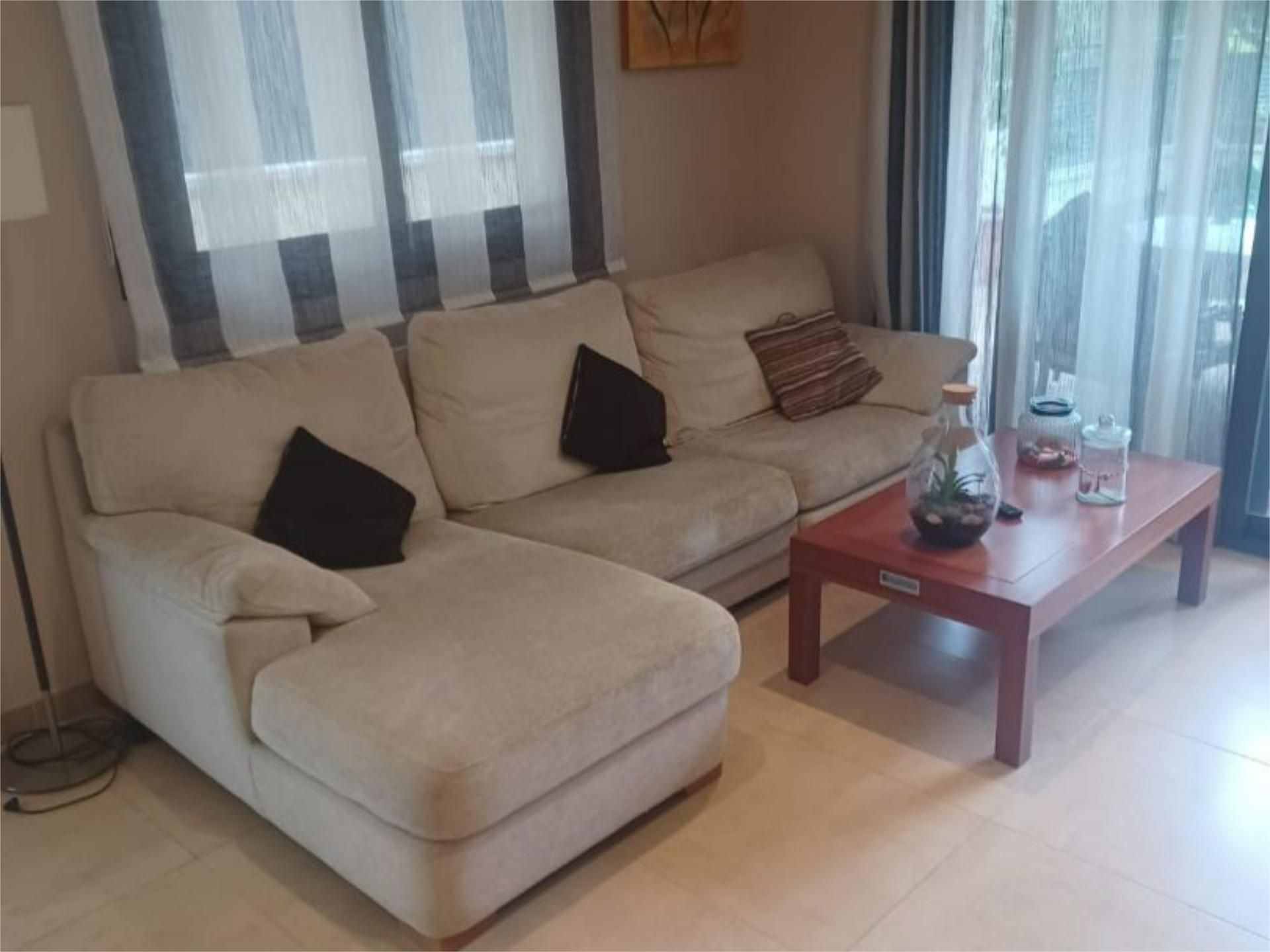 Sala d'estar de Casa adosada en venda en Montcada i Reixac amb Calefacció, Jardí privat i Parquet