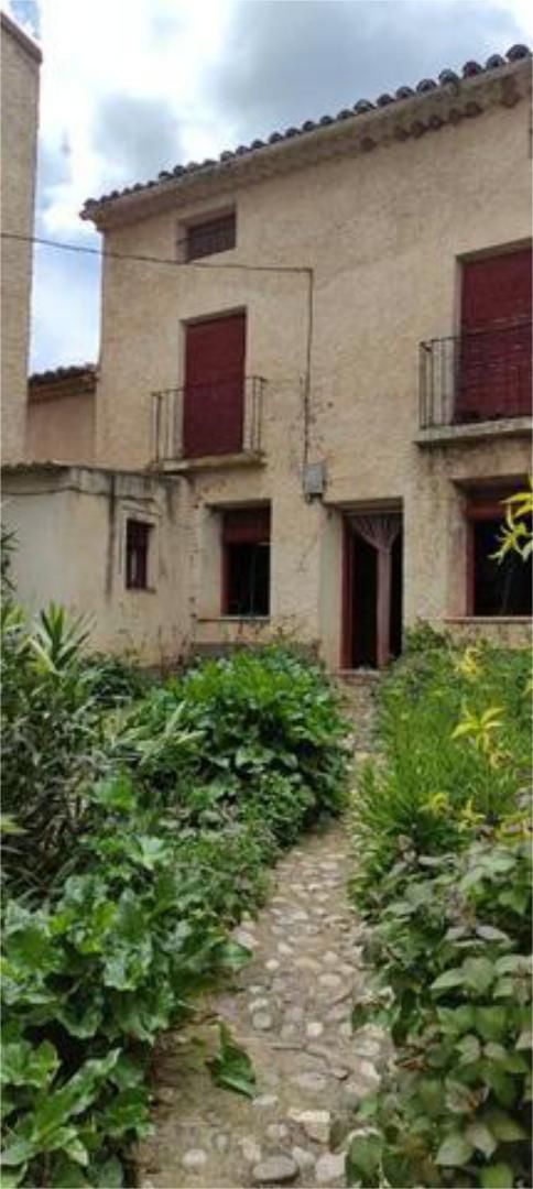 Vista exterior de Casa adosada en venda en Valtorres amb Jardí privat