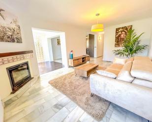 Sala d'estar de Casa o xalet en venda en Mijas amb Aire condicionat, Terrassa i Piscina