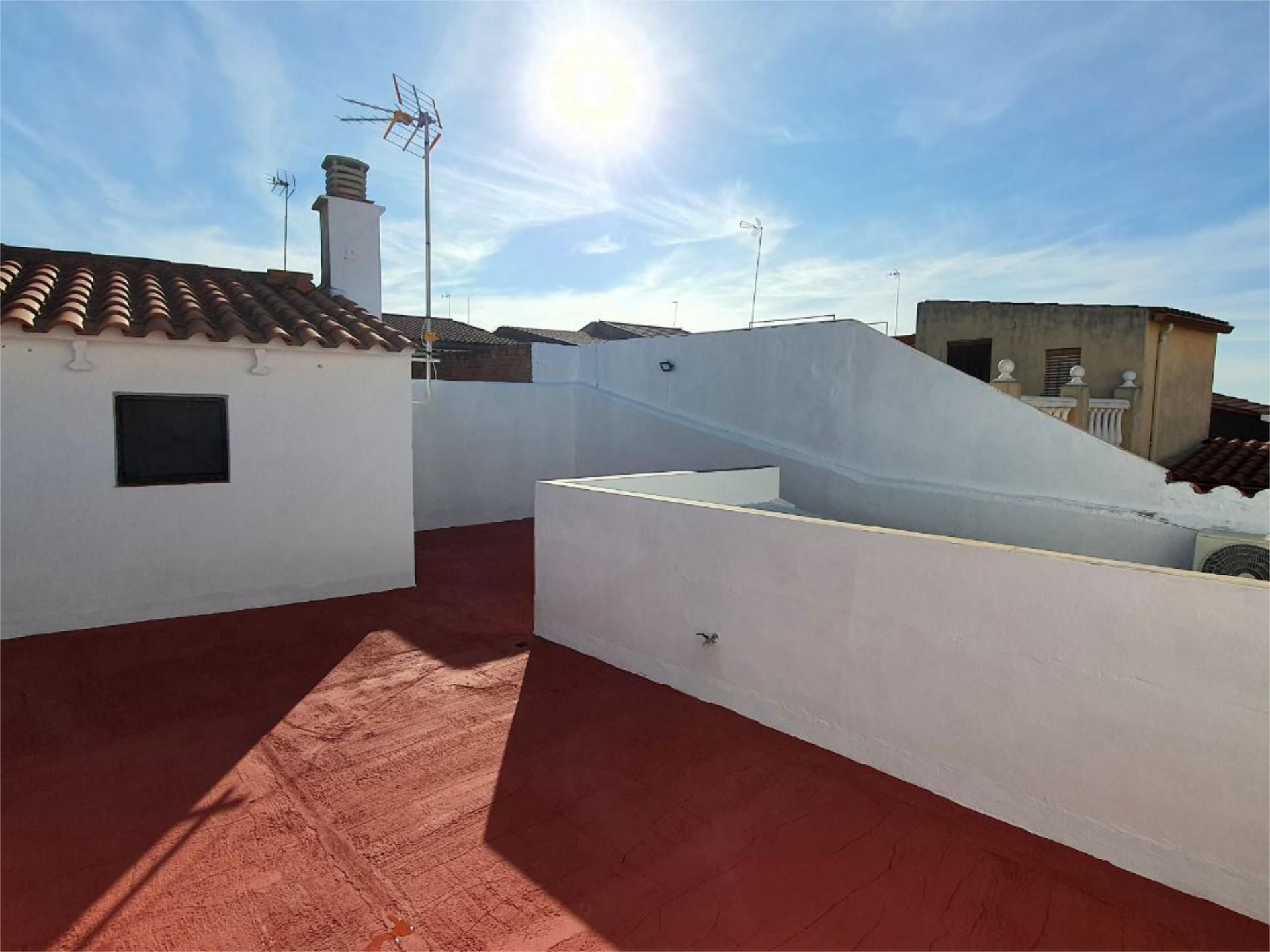Vista exterior de Casa adosada en venda en Corte de Peleas amb Aire condicionat, Terrassa i Traster