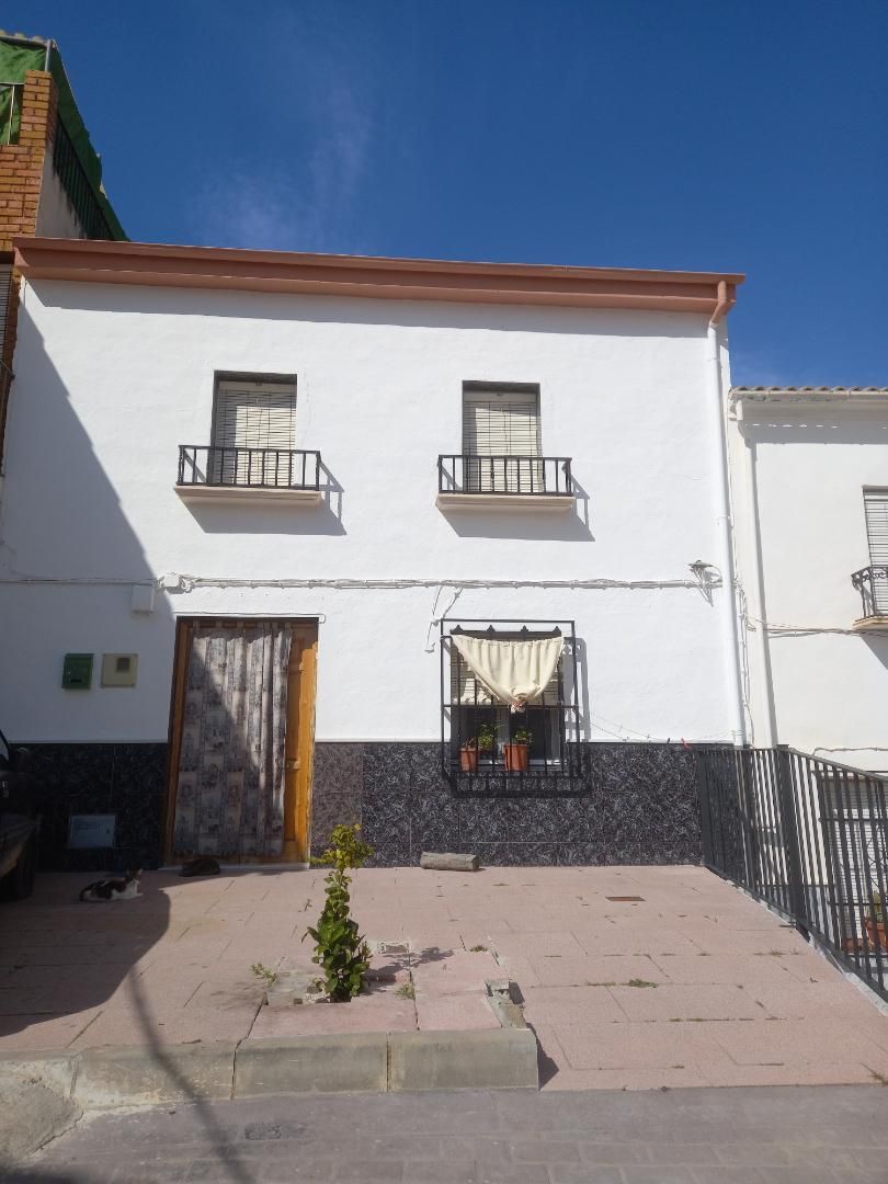 Vista exterior de Casa adosada en venda en Fuente-Tójar amb Jardí privat