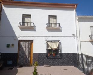 Vista exterior de Casa adosada en venda en Fuente-Tójar amb Jardí privat