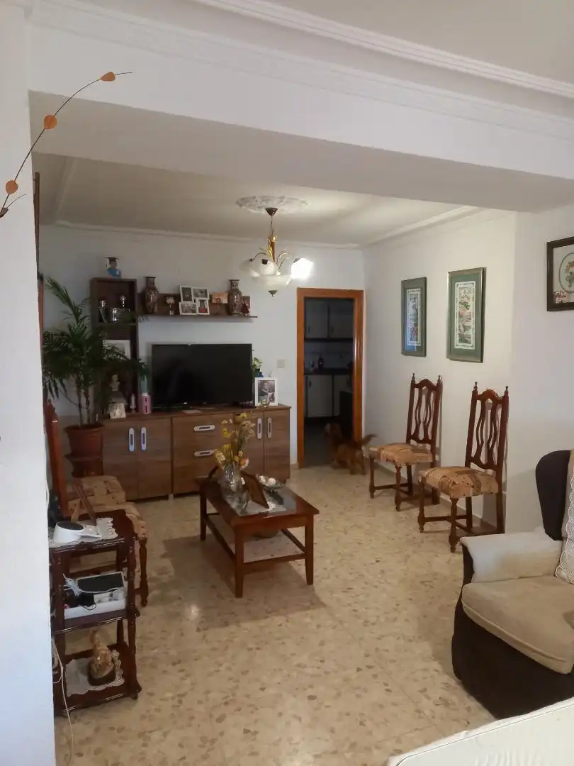 Sala d'estar de Casa adosada en venda en Fuente-Tójar amb Jardí privat