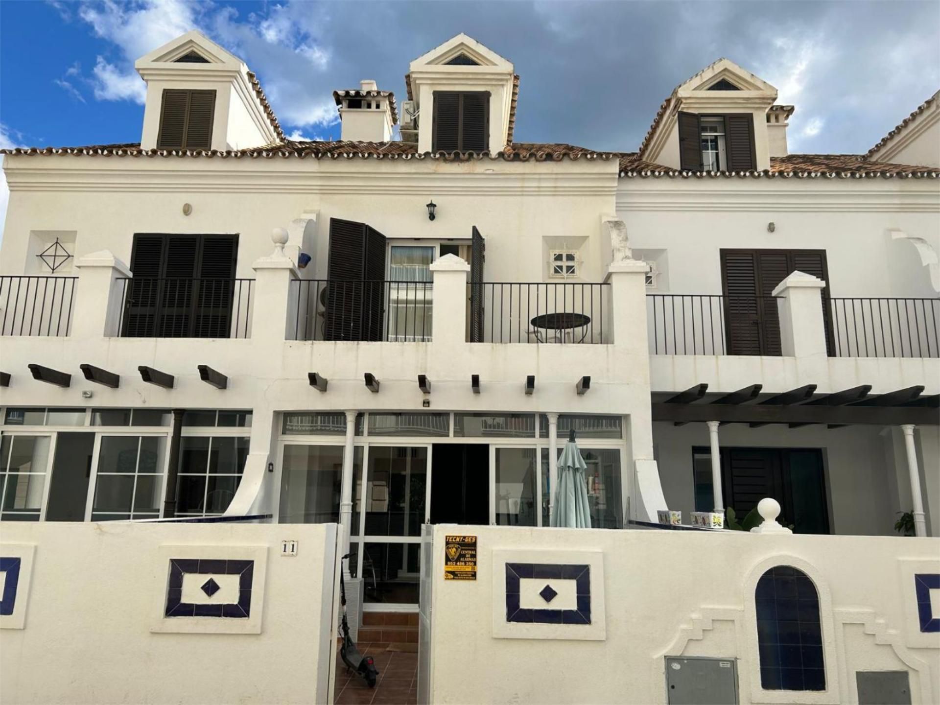 Vista exterior de Casa adosada en venda en Fuengirola amb Aire condicionat, Terrassa i Piscina