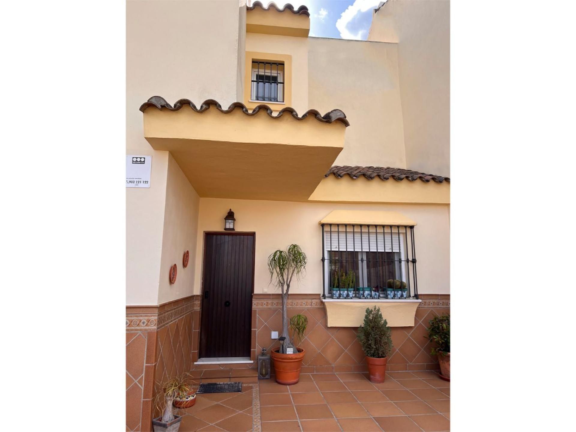 Vista exterior de Casa adosada en venda en Algeciras amb Aire condicionat, Jardí privat i Balcó