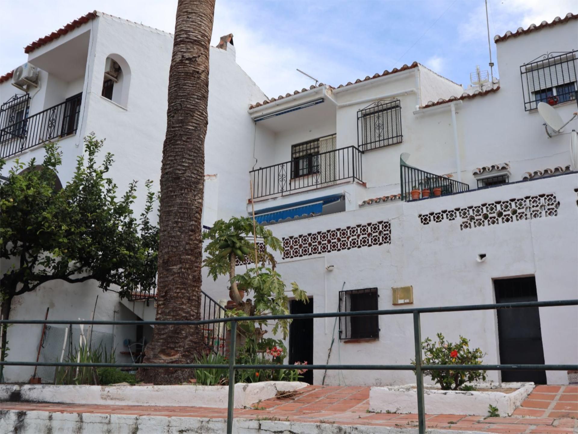 Vista exterior de Casa adosada en venda en Nerja amb Terrassa, Piscina i Aparcament comunitari