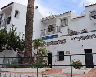 Vista exterior de Casa adosada en venda en Nerja amb Terrassa, Piscina i Aparcament comunitari