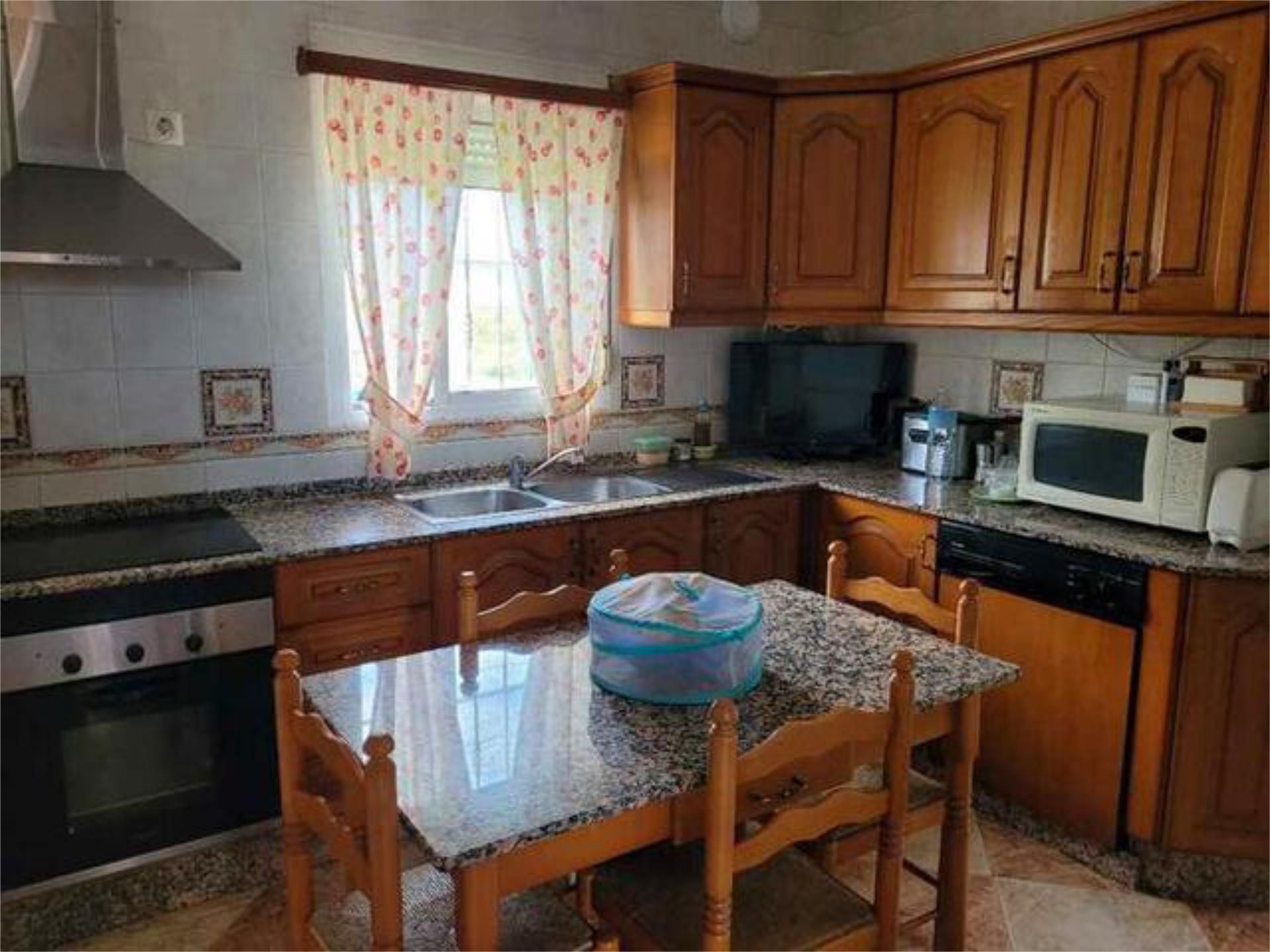 Cuina de Casa adosada en venda en Chiclana de la Frontera amb Jardí privat, Terrassa i Traster