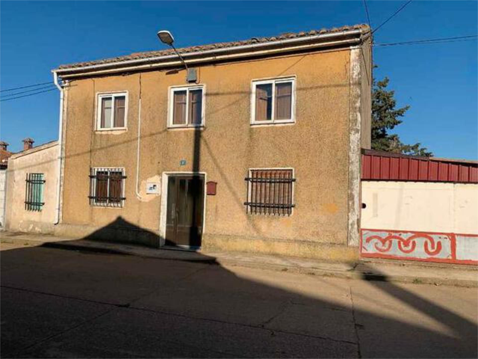 Vista exterior de Casa o xalet en venda en Santervás de la Vega amb Jardí privat