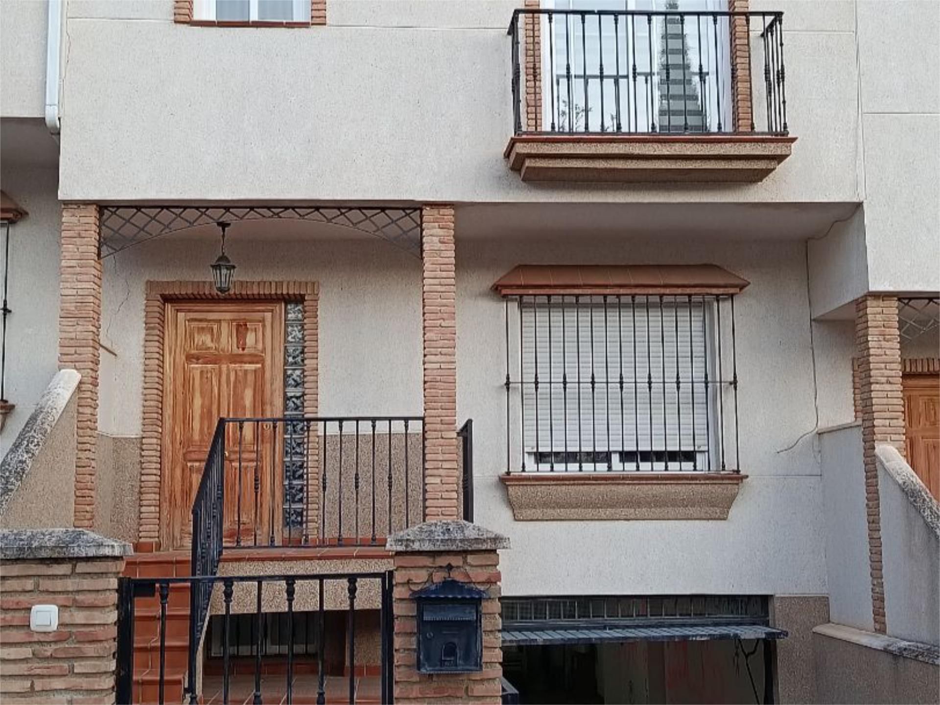 Vista exterior de Casa adosada en venda en Íllora amb Aire condicionat, Terrassa i Balcó