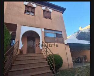 Vista exterior de Casa o xalet en venda en Umbrete amb Aire condicionat, Jardí privat i Terrassa