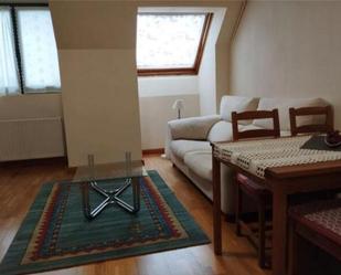 Sala d'estar de Apartament de lloguer en Oviedo  amb Calefacció, Traster i Moblat