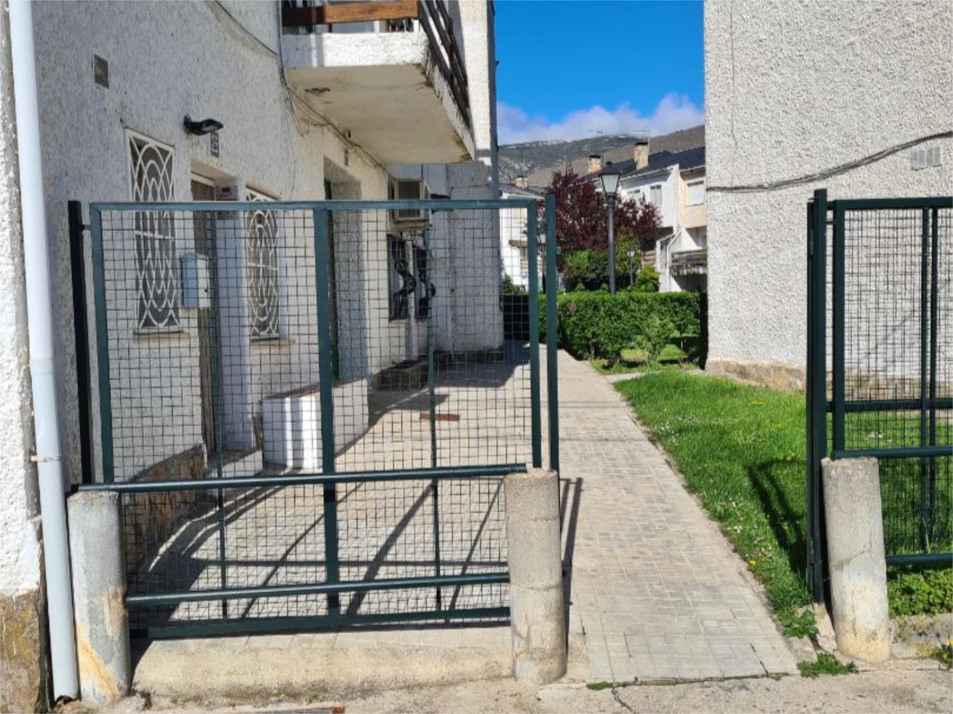 Vista exterior de Pis en venda en Rascafría amb Jardí privat i Moblat