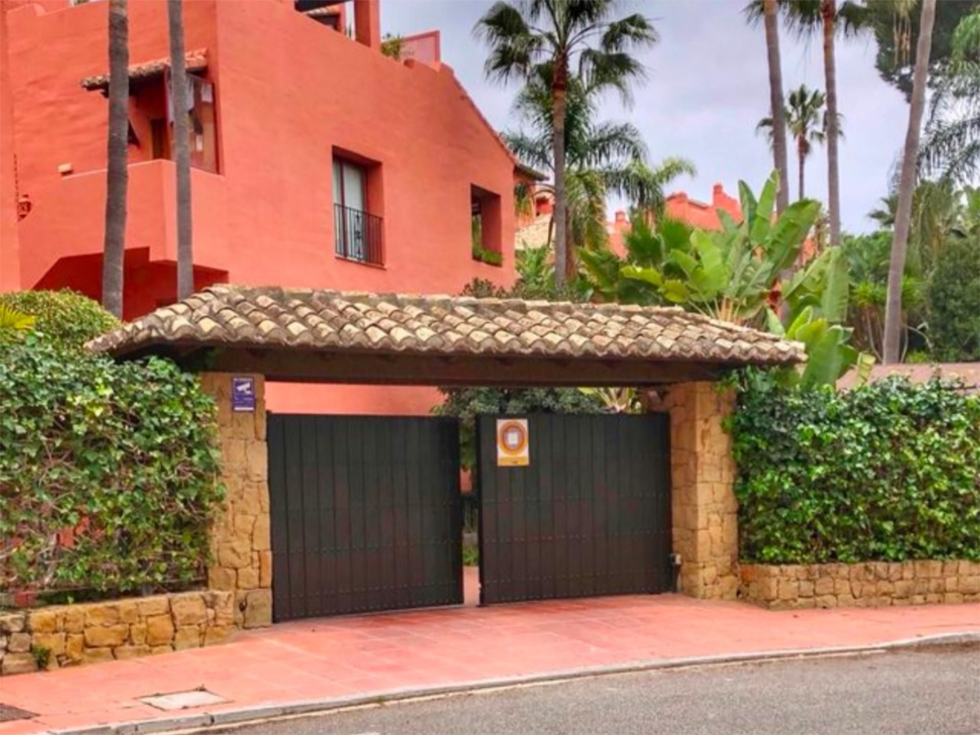 Vista exterior de Garatge en venda en Marbella