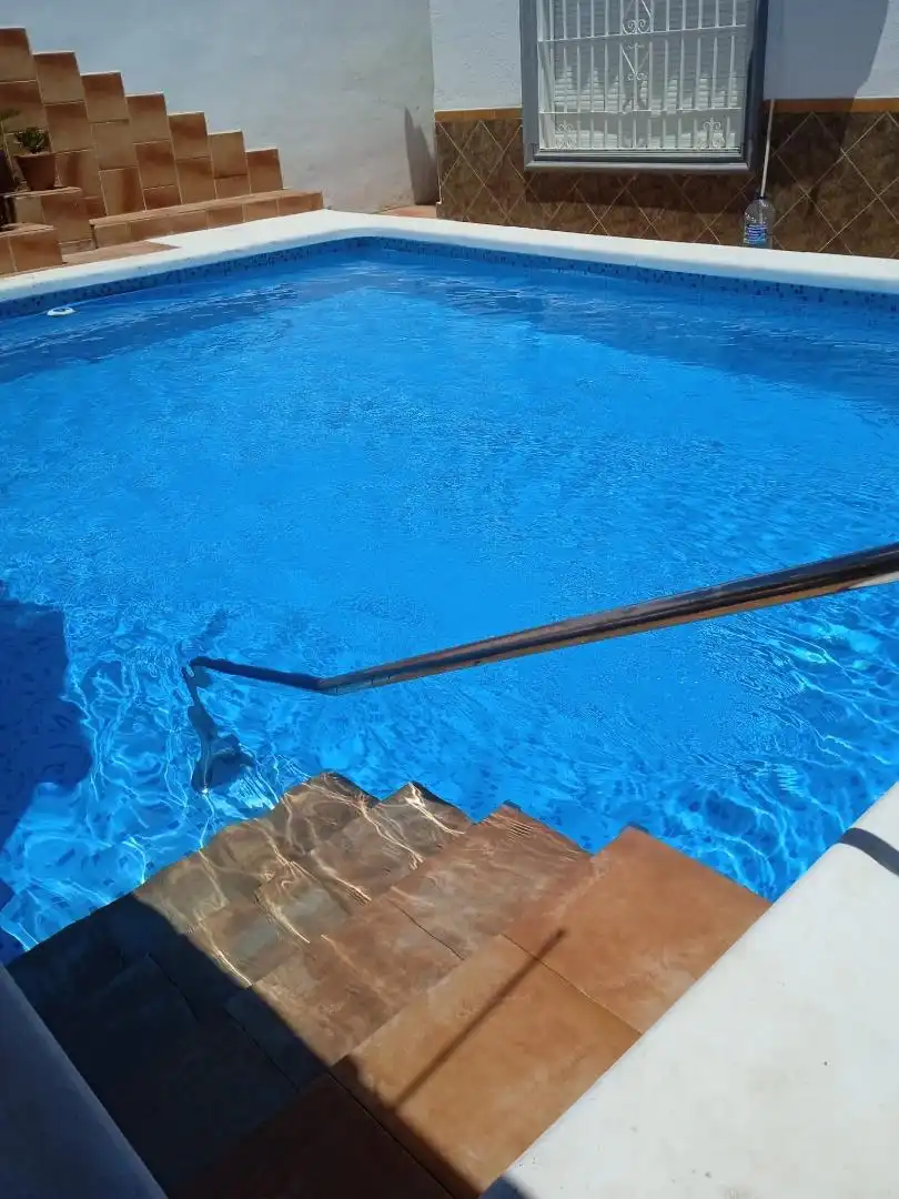 Houses for sale in Avenida Principal, 10, El Higuerón Swimming pool of Houses for sale in Córdoba with Air Conditioner, Heating and Terrace